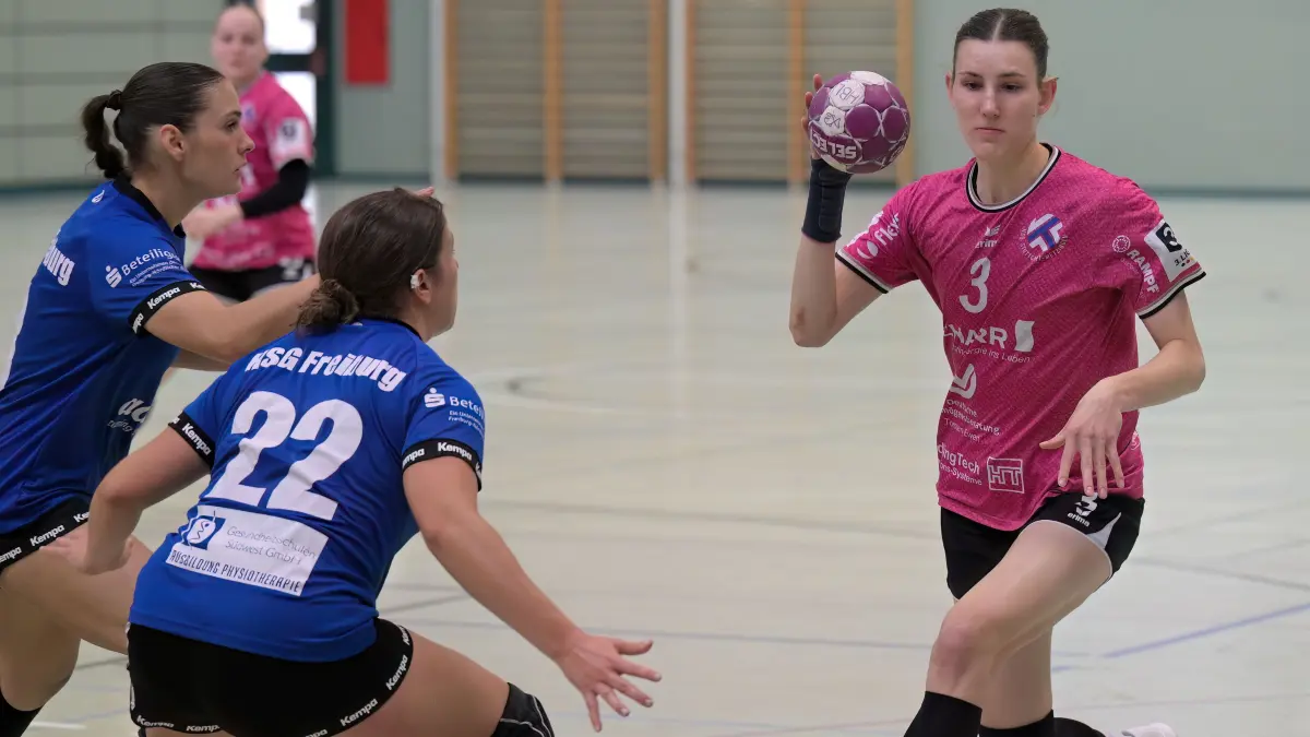 Leonie Kuhn (rechts) fährt mit der HSG Stuttgart-Metzingen zum Spitzenspiel nach Göppingen.