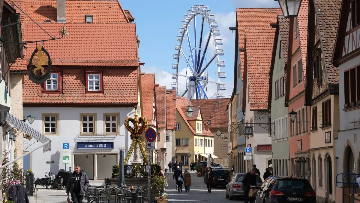 Die Rothenburger Altstadt ist gerade um eine Attraktion reicher: ein 60 Meter hohes Riesenrad mit 42 Gondeln. Blöd nur, dass es sich nicht drehen darf.