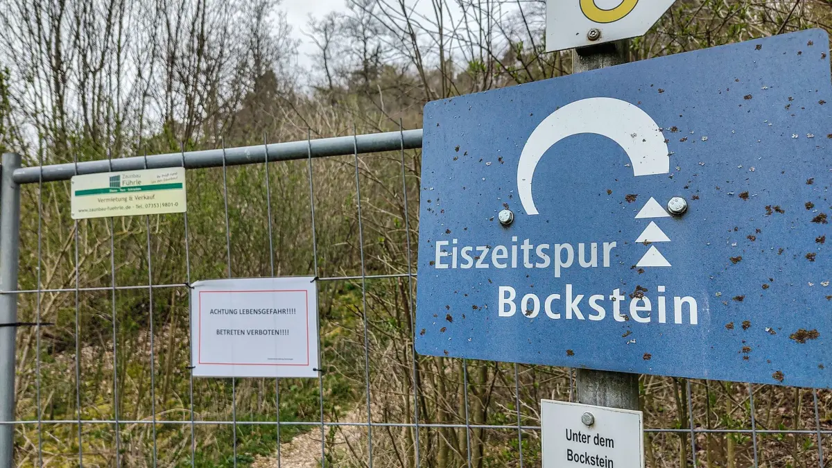 Achtjährige stürzt beim Wandern in Höhle: 10.04.2026, Baden-Württemberg, Öllingen: Ein Zugang zur Bocksteinhöhle im Lonetal (Alb-Donau-Kreis) ist mit einer Absperrung versehen. Das Ausflugsziel wurde gesichert, nachdem dort am 09.04.2026 eine Achtjährige in eine Höhle stürzte. Das Mädchen wurde bei dem Sturz in drei Meter Tiefe schwer verletzt. (zu dpa "Beim Wandern: Achtjährige stürzt metertief in Höhle") Foto: Markus Brandhuber/dpa +++ dpa-Bildfunk +++