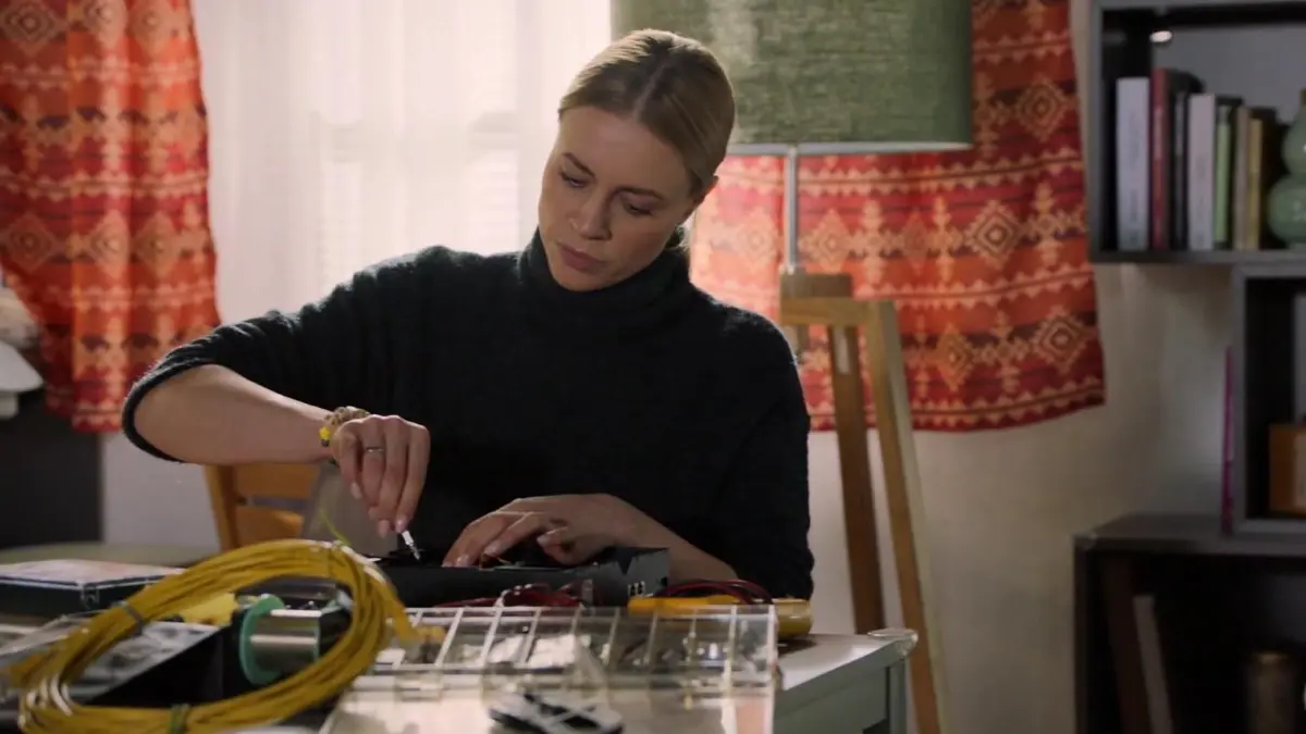 Zoe (Lara Dandelion Seibert) baut eine Bombe, um den Gerner-Clan zu bedrohen.