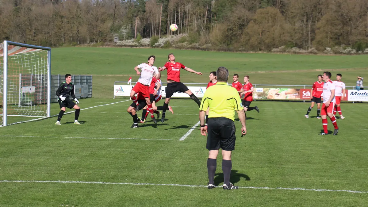 Das Derby SV Brettheim (weiß) gegen TV Rot am See (rot) ist ein echtes Gemeindeduell. Aber auch das Spiel Brettheim gegen Hengstfeld-Wallhausen, das am Sonntag, 12. April, ansteht, ist ein Nachbarschaftsduell – mit kurzen Wegen für Spieler und Fans.