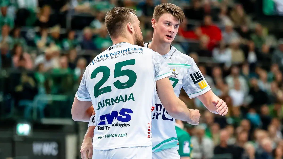 SC DHfK Leipzig vs FRISCH AUF! Goeppingen, Handball, 1. Bundesliga, 28. Spieltag, Saison 2025/2026, 09.04.2026: Ludvig Jurmala Astroem (FRISCH AUF! Goeppingen, #25) und Oskar Sunnefeldt (FRISCH AUF! Goeppingen, #27) Umarmung, Jubel, Torjubel, jubelt ueber Tor,
SC DHfK Leipzig vs FRISCH AUF! Goeppingen, Handball, 1. Bundesliga, 28. Spieltag, Saison 2025/2026, 09.04.2026,
Foto: Eibner-Pressefoto/Laura Roemer