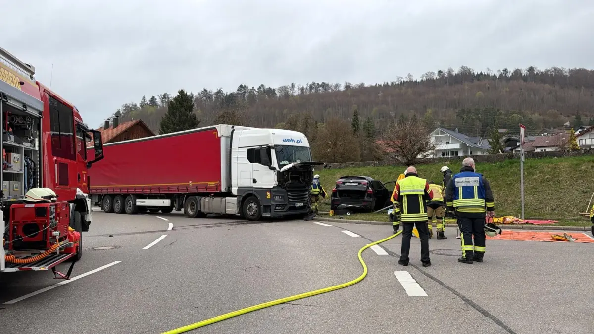 Ein Mensch ist bei dem Unfall im Fahrzeug eingeklemmt worden, heißt es ersten Informationen vor Ort zufolge.