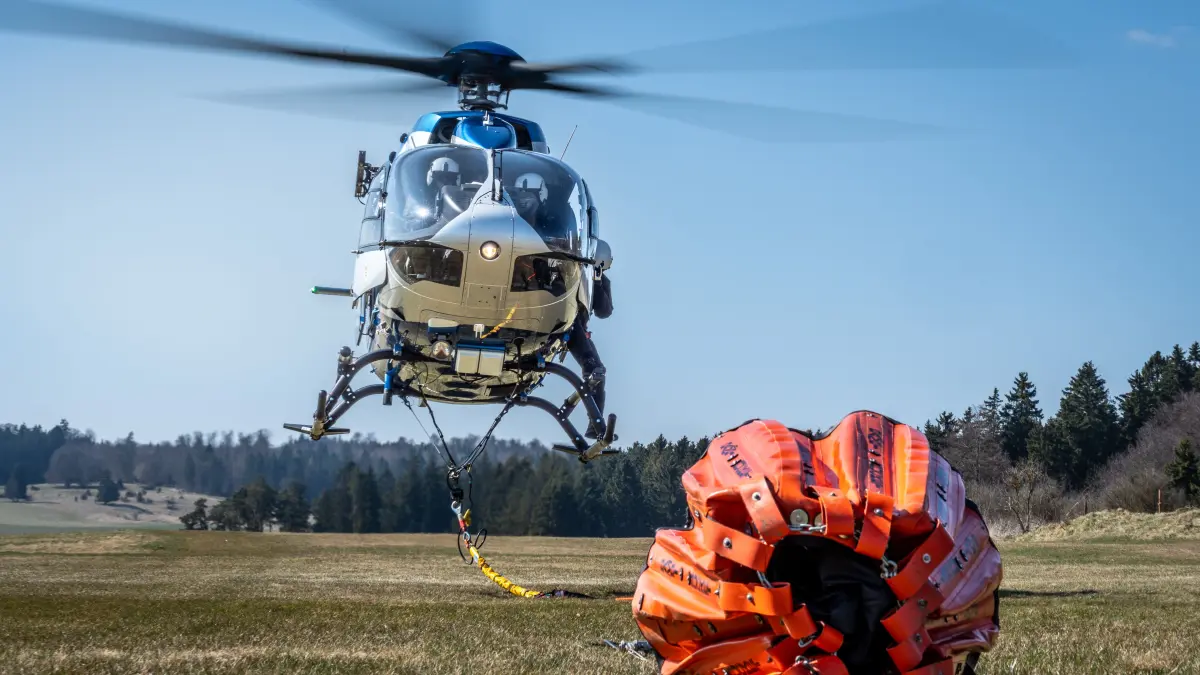 Polizeihubschrauber im Schwebeflug mit Bambi-Bucket