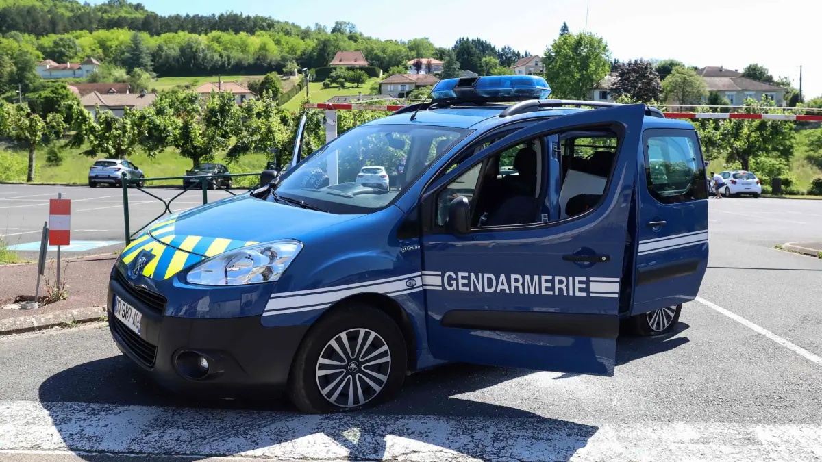 Neunjähriger nackt und unterernährt in Kleinbus entdeckt: ARCHIV - 30.05.2021, Frankreich, Le Lardin-Saint-Lazare: Ein französisches Polizeiauto steht auf einer Straße. Beamte haben einen 43 Jahre alten Mann festgenommen, der seinen neunjährigen Sohn über ein Jahr in einem Lieferwagen gefangen gehalten haben soll. Von Nachbarn alarmierte Beamte entdeckten das Kind nackt und unterernährt in dem Fahrzeug auf dem Hof eines Mehrfamilienhauses in der elsässischen Ortschaft Hagenbach. (zu dpa: «Neunjähriger nackt und unterernährt in Kleinbus entdeckt») Foto: Diarmid Courreges/AFP/dpa +++ dpa-Bildfunk +++