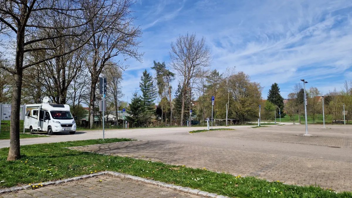 Nur ein Wohnmobil aus Bayern steht Donnerstagnachmittag, 9. April, auf dem Stellplatz an der Sporthalle in Gaildorf.