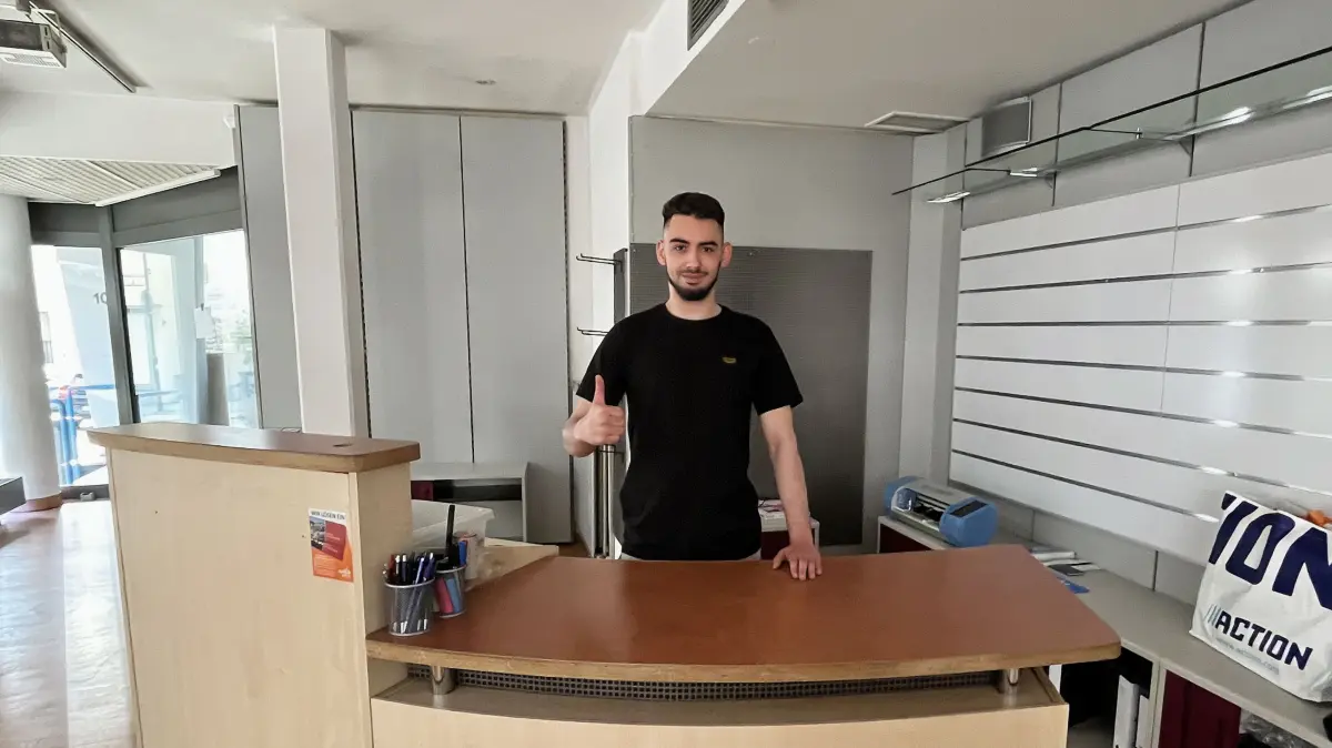 Noch sind die Regale leer, doch im Mai soll es losgehen. Dann will Jonas Caglar seinen Handyshop mit Reparaturservice eröffnen.