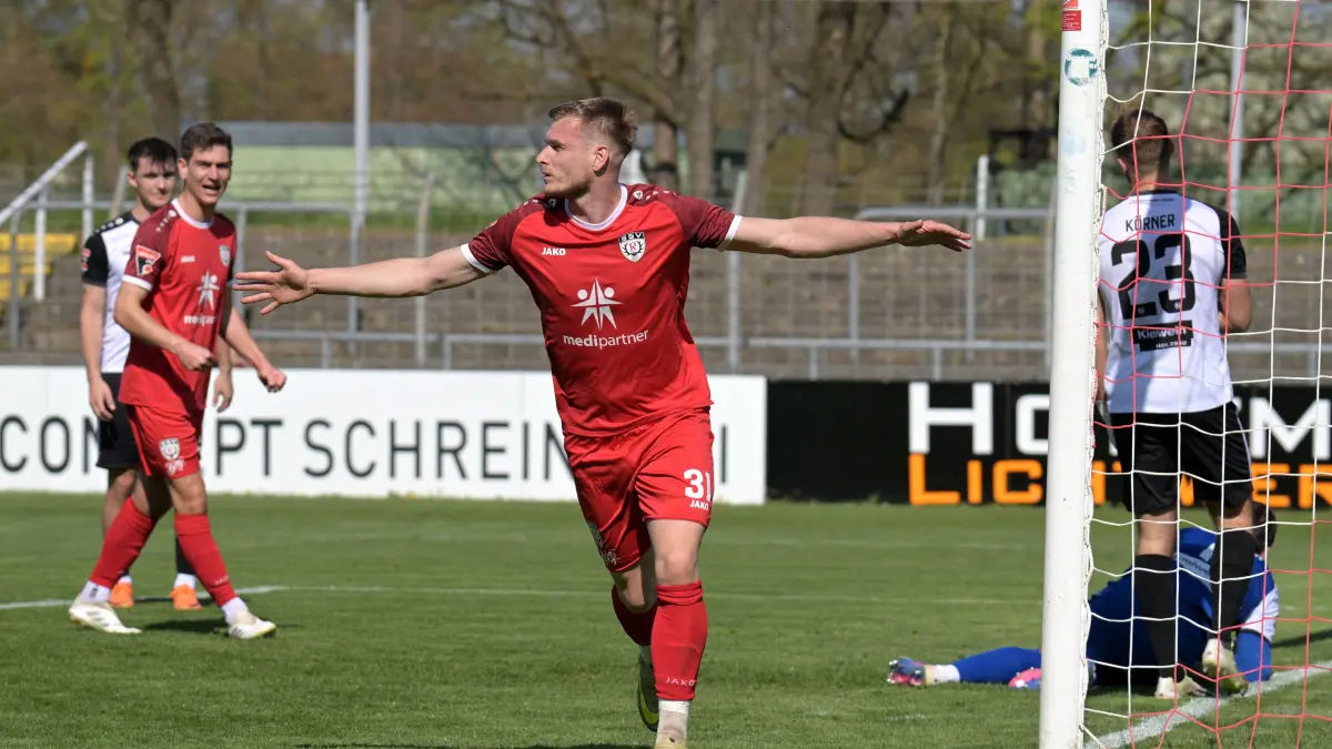 Fussball OL | SSV Reutlingen vs. 1. FC Normannia Gmuend: Fussball OL | SSV Reutlingen (rot) vs. 1. FC Normannia Gmuend (weiss/schwarz) // 2026-04-11 // Foto: Joachim Baur // Torjubel #31 Marcel Soekler (SSV Reutlingen)