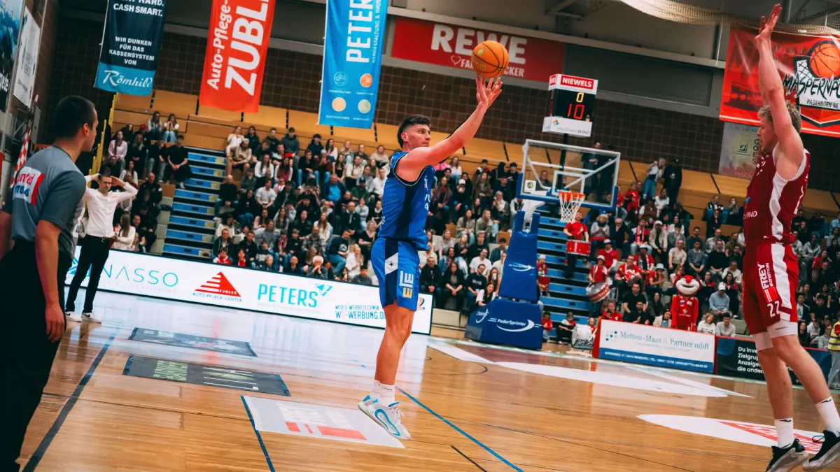 Brock Gardner erzielt neun Punkte. Damit feiert er mit den HAKRO Merlins Crailsheim in Paderborn den fünften Sieg in Folge und festigt dadurch Platz 2 in der Pro A.