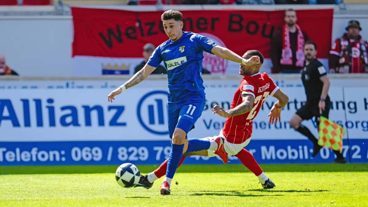 Kickers Offenbach vs. TSG Balingen, Fussball, Regionalliga Suedwest, 28 Spieltag, Saison 2025/2026, 11.04.2026: Pedro Morais (TSG Balingen, #11), Jayson Breitenbach (Kickers Offenbach, #27)
Kickers Offenbach vs. TSG Balingen, Fussball, Regionalliga Suedwest, 28 Spieltag, Saison 2025/2026, 11.04.2026
Eibner-Pressefoto/Attila Ziga