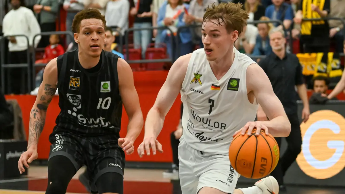 Artland Dragons vs. Tigers Tuebingen, 2. Basketball-Bundesliga, Pro A, 31. Spieltag, Saison 2025/2026, 11.04.2026: Timo Lanmueller (artland Dragons, #07) am Ball gegen Isaiah Sanders (Tigers Tuebingen, #10)
Artland Dragons vs. Tigers Tuebingen, 2. Basketball-Bundesliga, Pro A, 31. Spieltag, Saison 2025/2026, 11.04.2026, Foto: Eibner-Pressefoto/Robert Gertzen