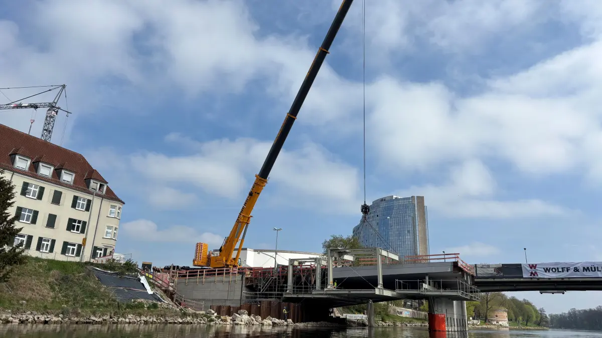 Gänstorbrücke Ulm, vierter Einhub neuer Brückenteile im April 2026