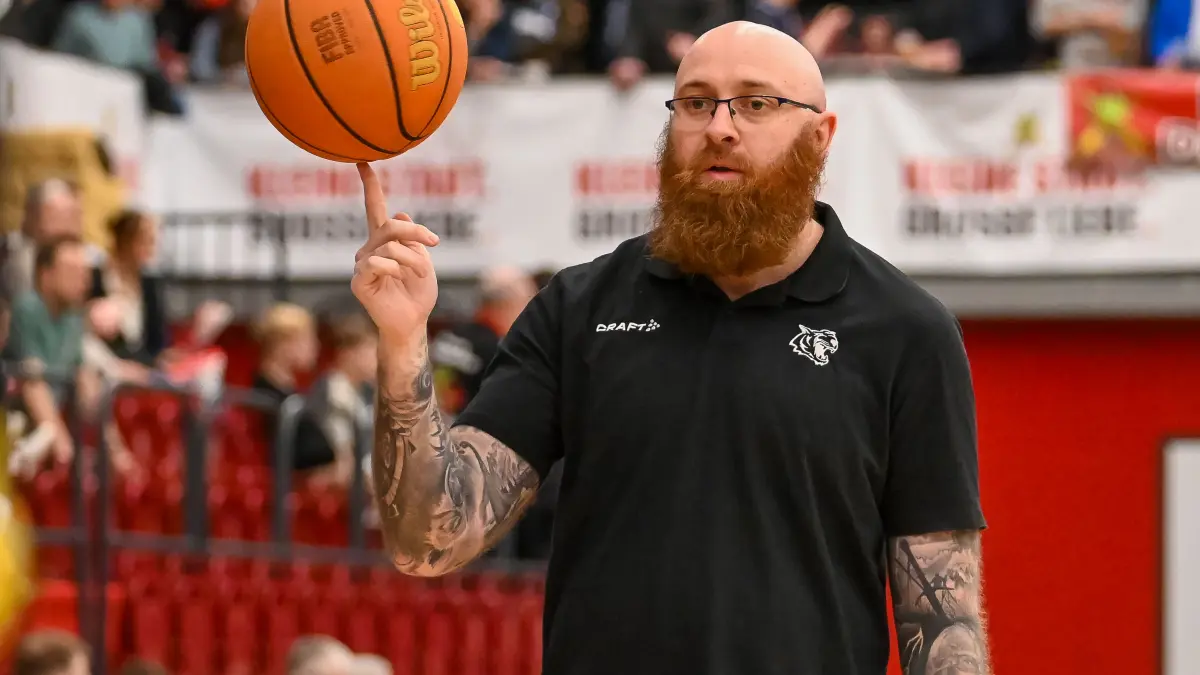 Artland Dragons vs. Tigers Tuebingen, 2. Basketball-Bundesliga, Pro A, 31. Spieltag, Saison 2025/2026, 11.04.2026: Troy Culley (Tigers Tuebingen, Assistant Coach)
Artland Dragons vs. Tigers Tuebingen, 2. Basketball-Bundesliga, Pro A, 31. Spieltag, Saison 2025/2026, 11.04.2026, Foto: Eibner-Pressefoto/Robert Gertzen