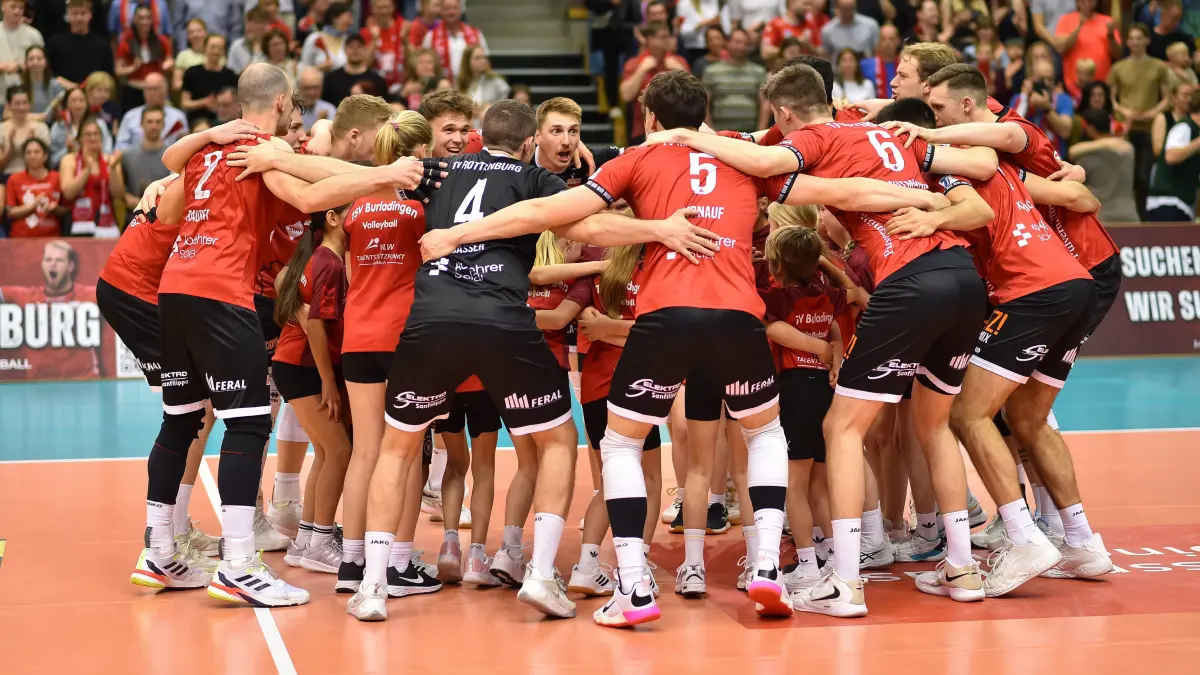 TV Rottenburg vs. FC Schuettorf 09, Volleyball, 2. Bundesliga, Playoff Halbfinale, Spiel 9, Saison 2025/2026, 11.04.2026: Teamkreis vor dem Spiel
TV Rottenburg vs. FC Schuettorf 09, Volleyball, 2. Bundesliga, Playoff Halbfinale, Spiel 9, Saison 2025/2026, 11.04.2026,
Foto: Eibner-Pressefoto/Ralph Kunze