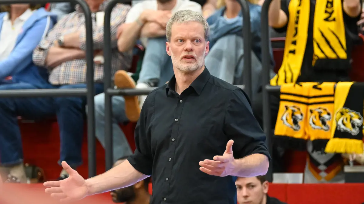Artland Dragons vs. Tigers Tuebingen, 2. Basketball-Bundesliga, Pro A, 31. Spieltag, Saison 2025/2026, 11.04.2026: Eric Detlev (Tigers Tuebingen, Coach) gestikuiert
Artland Dragons vs. Tigers Tuebingen, 2. Basketball-Bundesliga, Pro A, 31. Spieltag, Saison 2025/2026, 11.04.2026, Foto: Eibner-Pressefoto/Robert Gertzen