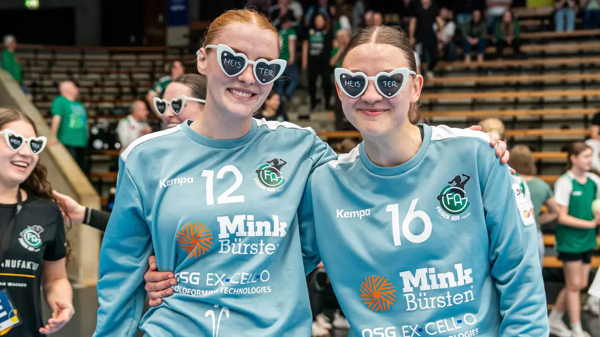 Frisch Auf Goeppingen 2 vs. HSG Stuttgarter Kickers/TuS Metzingen 2, Handball, Regionalliga, Spielzeit 2025/2026, 11.04.2026: Barbara Fuerst (Frisch Auf Goeppingen 2, #12) und Sophia Bauer (Frisch Auf Goeppingen 2, #16) freuen sich nach der Meisterschaft, Frisch Auf Goeppingen 2 vs. HSG Stuttgarter Kickers/TuS Metzingen 2, Handball, Regionalliga, Spielzeit 2025/2026, 11.04.2026
Foto: Eibner-Pressefoto/Michael Schmidt