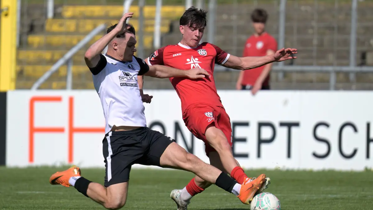 Fussball OL | SSV Reutlingen vs. 1. FC Normannia Gmuend: Fussball OL | SSV Reutlingen (rot) vs. 1. FC Normannia Gmuend (weiss/schwarz) // 2026-04-11 // Foto: Joachim Baur // #14 Maxim Schmalz (SSV Reutlingen) / #33 Daniel Rapp (1. FC Norm. Gmuend)