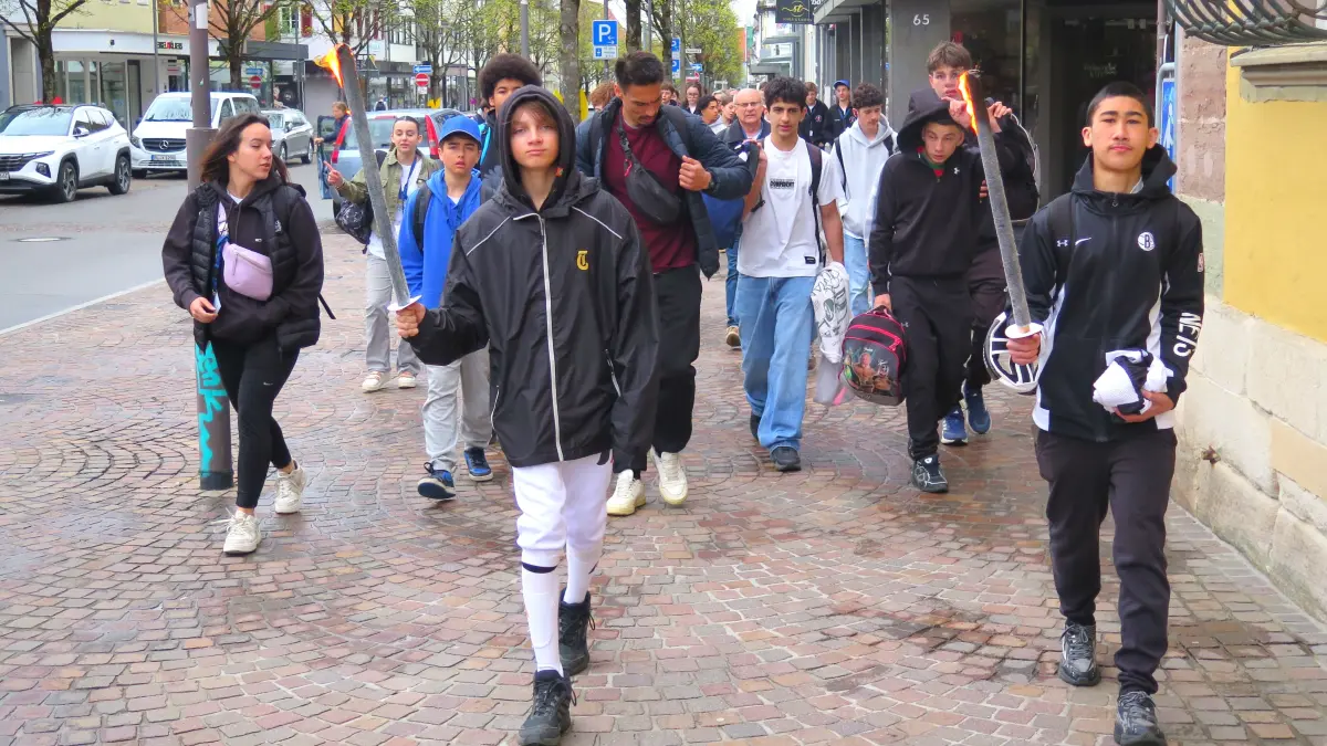 Der Fackellauf führte vom Rathaus bis zur Kreissporthalle. Auf dem Weg wechselten sich die Fackelträger beider Städte ab. In der Halle und im Planet Eater fanden anschließend die verschiedenen sportlichen Wettkämpfe statt.