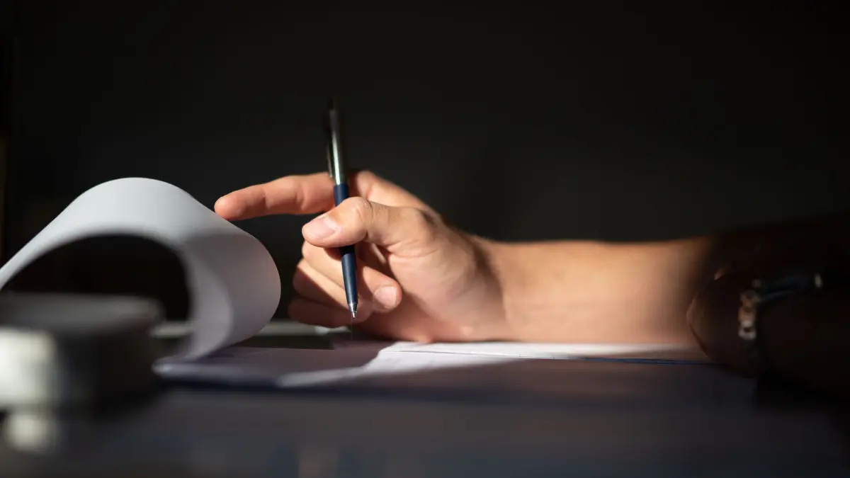 Schüler bei einer Prüfung: ARCHIV - 21.04.2020, Hamburg: Wer seinen IQ testen will, sollte sich nicht auf windige Angebote im Internet verlassen. (zu dpa: «Studie: Hochbegabte Männer sind weniger konservativ») Foto: Daniel Reinhardt/dpa/dpa-tmn +++ dpa-Bildfunk +++