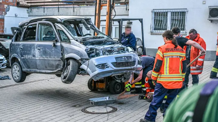 Auto bricht durch Zaun und kippt um