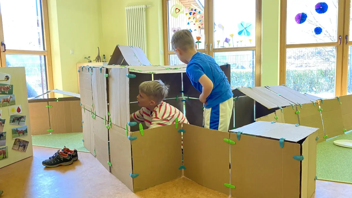 Tag der offenen Tür im Kindergarten Sulzbach, Einblick in die Bildungsbereiche mit den Leiterinnen Irina Horlacher (Standort Sulzbach) und Tanja Finke (Standort Laufen) und Bürgermeister Markus Bock.