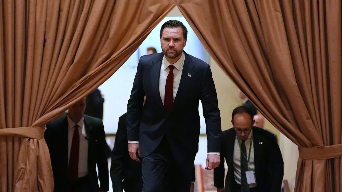 Iran-Krieg - Gespräche in Pakistan: 11.04.2026, Pakistan, Islamabad: US-Vizepräsident JD Vance kommt zu einem Treffen mit dem pakistanischen Premierminister Sharif. In der pakistanischen Hauptstadt hat das Ringen um ein dauerhaftes Ende des Iran-Krieges begonnen. Foto: Jacquelyn Martin/AP POOL/dpa +++ dpa-Bildfunk +++