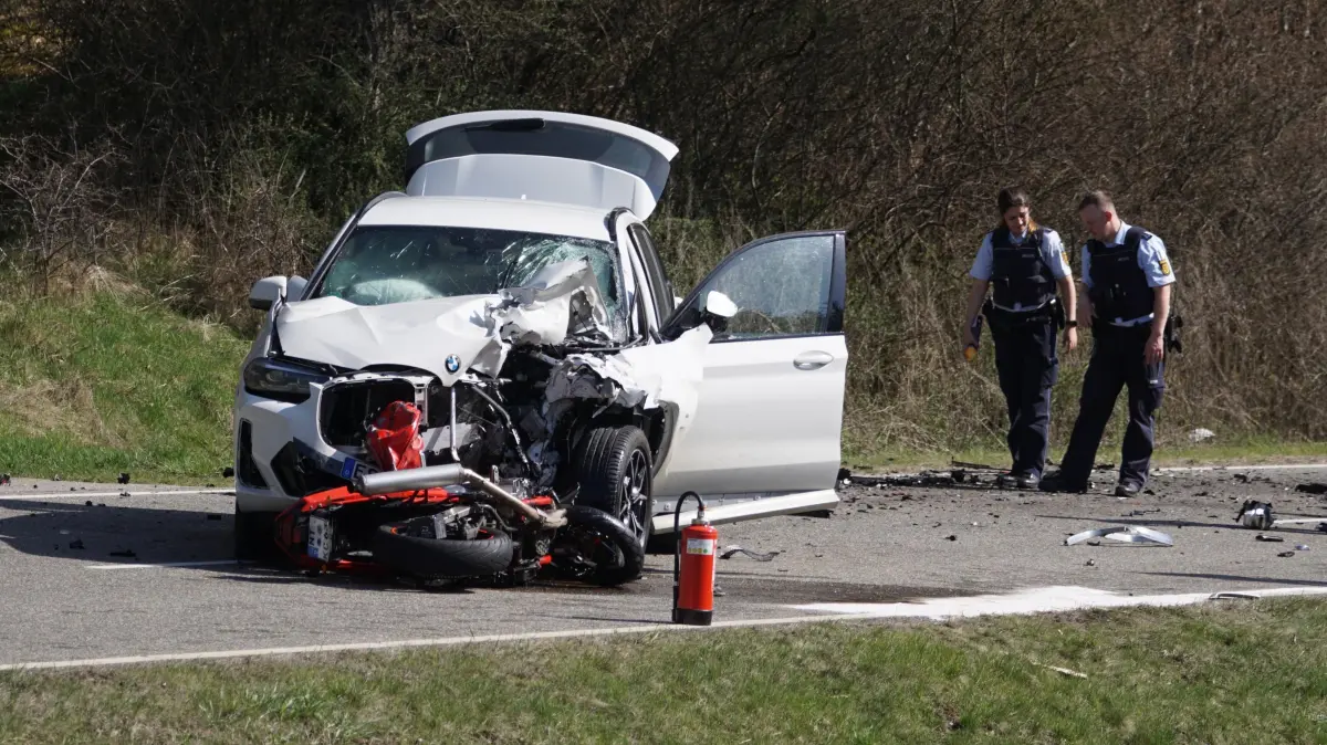 Bei einem schweren Verkehrsunfall auf der B 313 bei Hohenstein kam ein Motorradfahrer ums Leben.