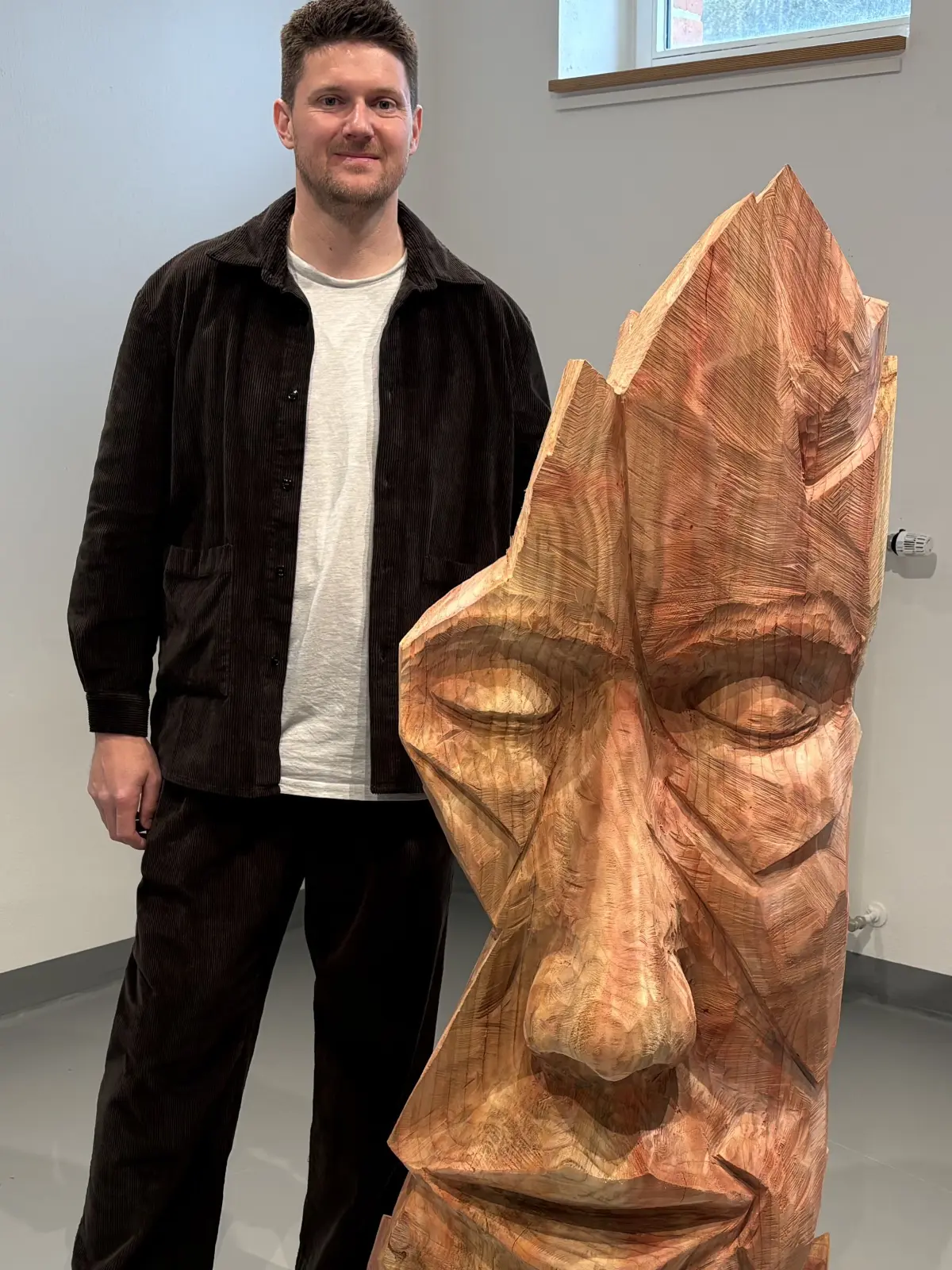 Billy Tröge zeigt Holzkunst im Biosphärenzentrum.