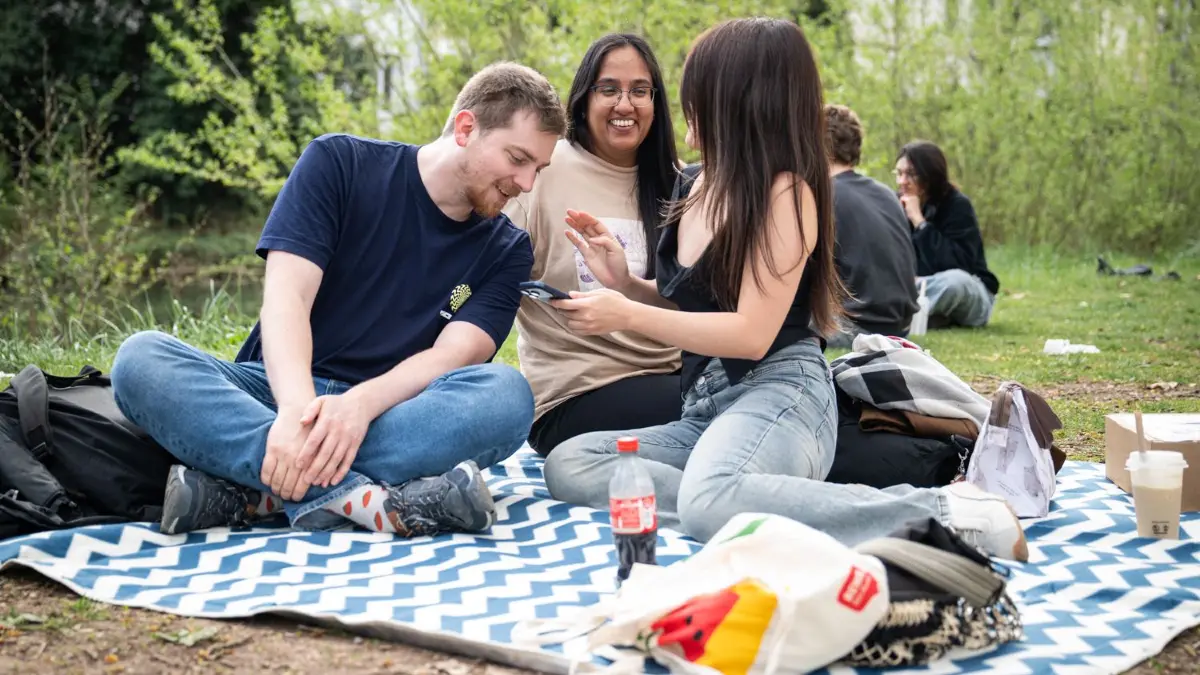 Sommerwochenende in Tübingen: Picknick auf der Platanenallee