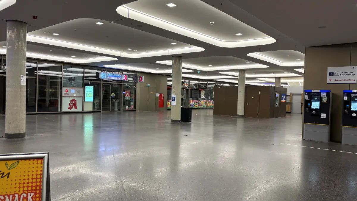 Sedelhöfe Ulm, die unterirdische Passage am 12. April 2026. Die nächtliche Messerstecherei hat keine Spuren hinterlassen. Ruhe am Sonntagmorgen.