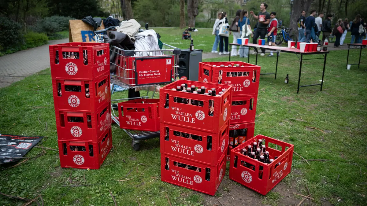 Sommertag in Tübingen: Bier trinken im Alten Botanischen Garten (Bota) bei sommerlichem Wetter, Alkohol, Bierpong, Park, Freizeit