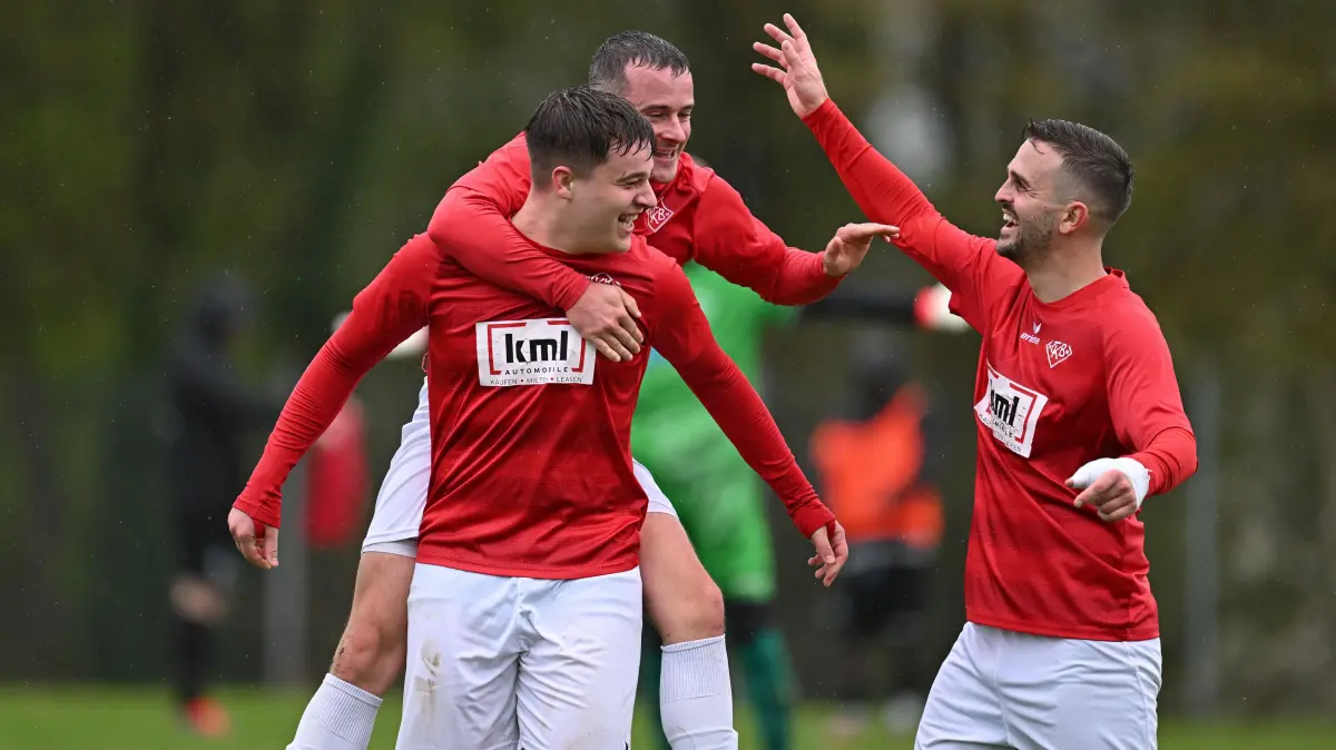Kreisliga A2, 22. Spieltag, SGM Kirchentellinsfurt/Kusterdingen - TSV Mähringen: Kreisliga A2, 22. Spieltag, SGM Kirchentellinsfurt/Kusterdingen - TSV Mähringen, 12.04.2026 - Torjubel links Noah Mauser, oben Paul Zimmermann, rechts Wolfram Deuscher (alle SGM)
Foto: Axel Grundler