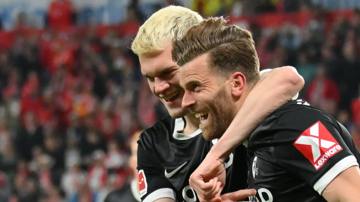 FSV Mainz 05 - SC Freiburg: 12.04.2026, Rheinland-Pfalz, Mainz: Fußball, Männer: Bundesliga, FSV Mainz 05 - SC Freiburg, 29. Spieltag, Mewa Arena Lucas Höler (SC Freiburg, r) trifft zum 0:1 und jubelt mit Matthias Ginter (SC Freiburg). Foto: Torsten Silz/dpa - WICHTIGER HINWEIS: Gemäß den Vorgaben der DFL Deutsche Fußball Liga bzw. des DFB Deutscher Fußball-Bund ist es untersagt, in dem Stadion und/oder vom Spiel angefertigte Fotoaufnahmen in Form von Sequenzbildern und/oder videoähnlichen Fotostrecken zu verwerten bzw. verwerten zu lassen. +++ dpa-Bildfunk +++