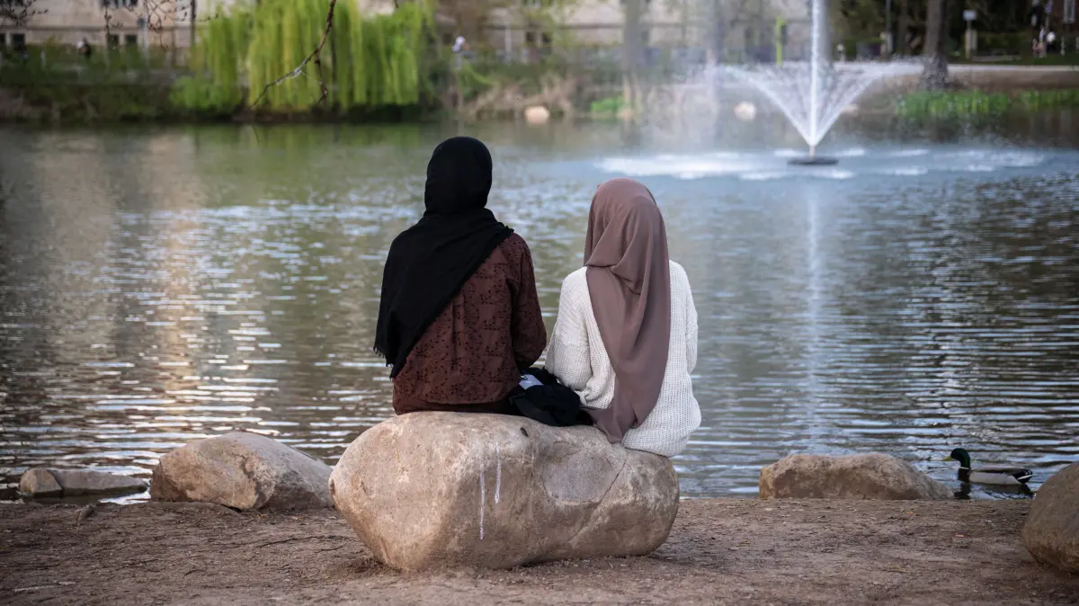 Sommertag in Tübingen: Zwei Frauen genießen die Ruhe am Anlagensee.
