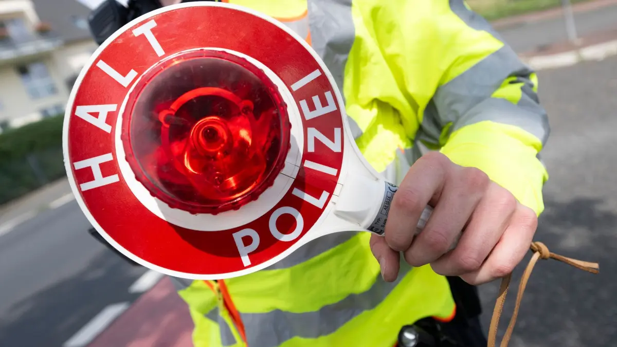 Verstärkte Verkehrskontrollen bei europaweiter „Speedweek“: ARCHIV - 04.08.2025, Hessen, Bruchköbel: Im Rahmen der Geschwindigkeitskontrollaktion «Speedweek» messen Polizisten die Geschwindigkeit der vorbeifahrenden Fahrzeuge. (zu dpa: «Mehr Blitzer in MV – Aktion «Speedweek» startet») Foto: Boris Roessler/dpa +++ dpa-Bildfunk +++