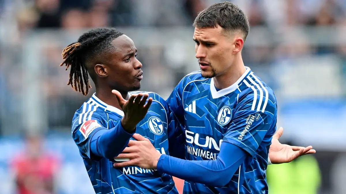 SV Elversberg - FC Schalke 04: 12.04.2026, Saarland, Spiesen-Elversberg: Fußball, Männer: 2. Bundesliga, SV Elversberg - FC Schalke 04, 29. Spieltag, Ursapharm-Arena an der Kaiserlinde. Moussa Ndiaye (l, FC Schalke 04) gestikuliert neben Dejan Ljubičić (FC Schalke 04). Foto: Uwe Anspach/dpa - WICHTIGER HINWEIS: Gemäß den Vorgaben der DFL Deutsche Fußball Liga bzw. des DFB Deutscher Fußball-Bund ist es untersagt, in dem Stadion und/oder vom Spiel angefertigte Fotoaufnahmen in Form von Sequenzbildern und/oder videoähnlichen Fotostrecken zu verwerten bzw. verwerten zu lassen. +++ dpa-Bildfunk +++