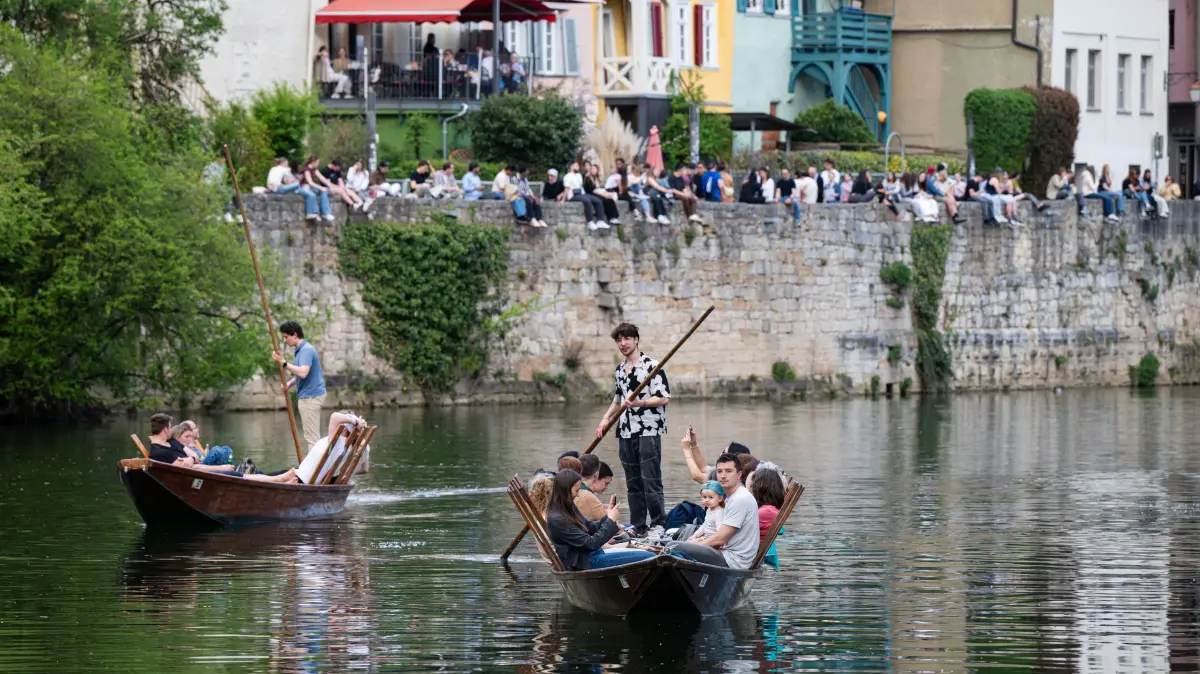 Sommertag in Tübingen: Stocherkahn fahren auf dem Neckar und eine volle Neckarmauer
