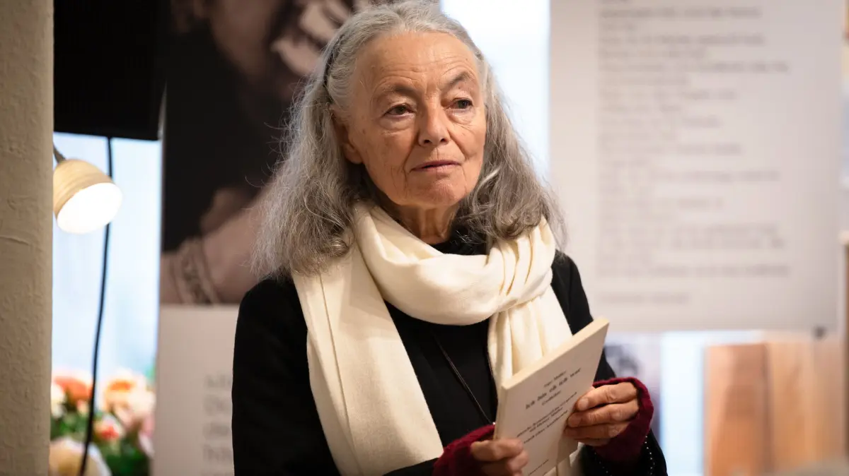 Die Schauspielerin Blanche Kommerell liest Gedichte Inge Müllers und Ingeborg Bachmanns in der Lyrikbuchhandlung am Hölderlinturm.