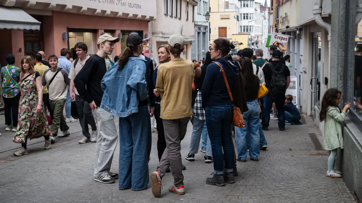 Sommertag in Tübingen: Lange Schlangen vor den Eisdielen in der Neckargasse