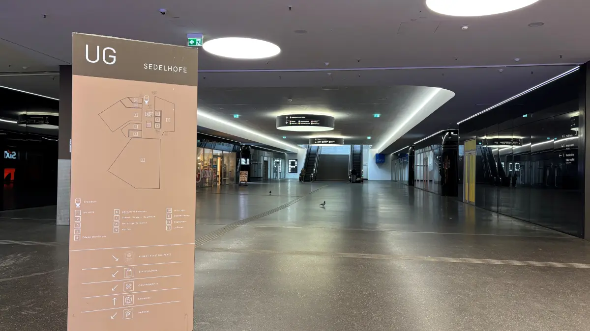 Sedelhöfe Ulm, die unterirdische Passage am 12. April 2026. Die nächtliche Messerstecherei hat keine Spuren hinterlassen. Ruhe am Sonntagmorgen.