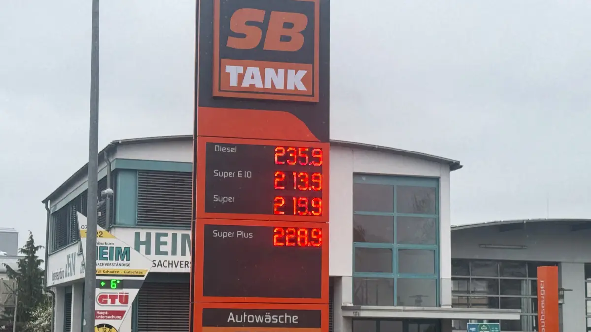 Metzingen steigende Spritpreise Taknstelle Anzeigentafel