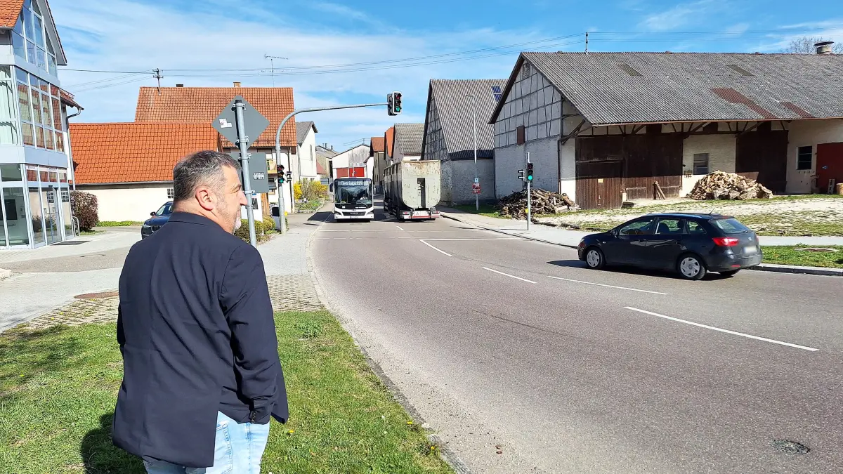 Nellingens Bürgermeister Christoph Jung studiert den Verkehr in Nellingen.