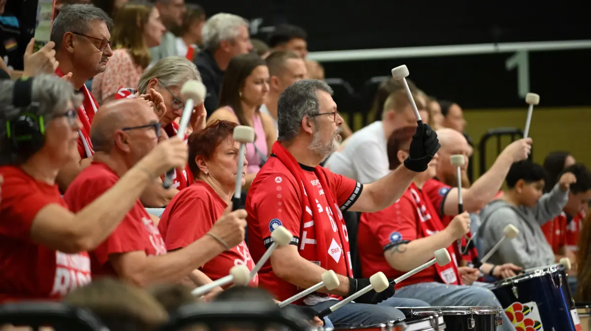 TV Rottenburg vs. FC Schuettorf 09, Volleyball, 2. Bundesliga, Playoff Halbfinale, Spiel 9, Saison 2025/2026, 11.04.2026: TVR-Trommler, Fans
TV Rottenburg vs. FC Schuettorf 09, Volleyball, 2. Bundesliga, Playoff Halbfinale, Spiel 9, Saison 2025/2026, 11.04.2026,
Foto: Eibner-Pressefoto/Ralph Kunze