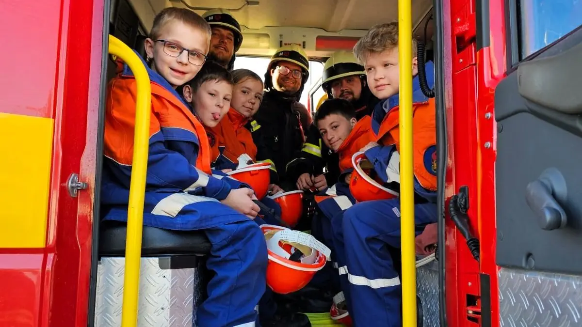 Gut gelaunt im Feuerwehrauto: die Jungen und Mädchen der Dormettinger Jugendfeuerwehr, die 20-jähriges Bestehen feiert.