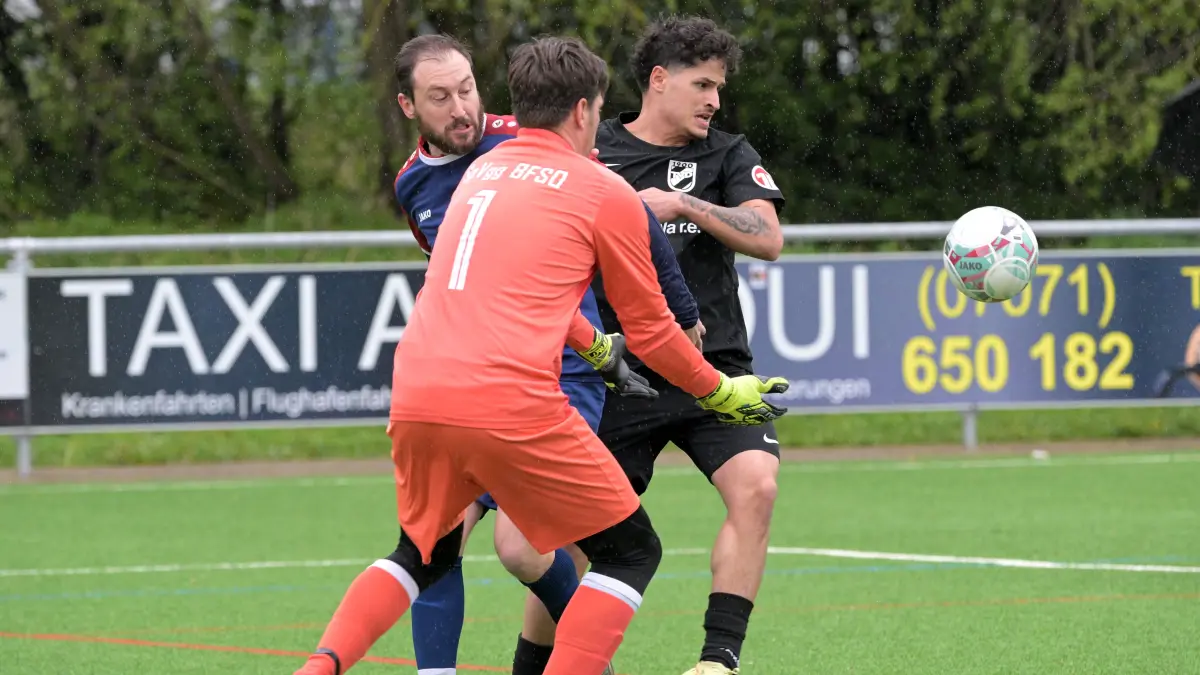 TV Derendingen II vs. SpVgg Bieringen/Frommenhausen/Schwalldorf/Obernau Fussball, Kreisliga A3 , 22.Spieltag, Saison 2025/2026, 12.04.2026 : Kampf um den Ball zwischen Agit Satilmis (TV Derendingen II , #10) und Theo Graesser (SpVgg Bierlingen/Frommenhausen/Schawlldorf/Obernau, #02) und Johannes Deibler (SpVgg Bierlingen/Frommenhausen/Schawlldorf/Obernau, #01) im Tor
TV Derendingen II vs. SpVgg Bieringen/Frommenhausen/Schwalldorf/Obernau
Fussball, Kreisliga A3 , 22.Spieltag, Saison 2025/2026, 12.04.2026
Foto: Eibner-Pressefoto/ Tobias Baur
