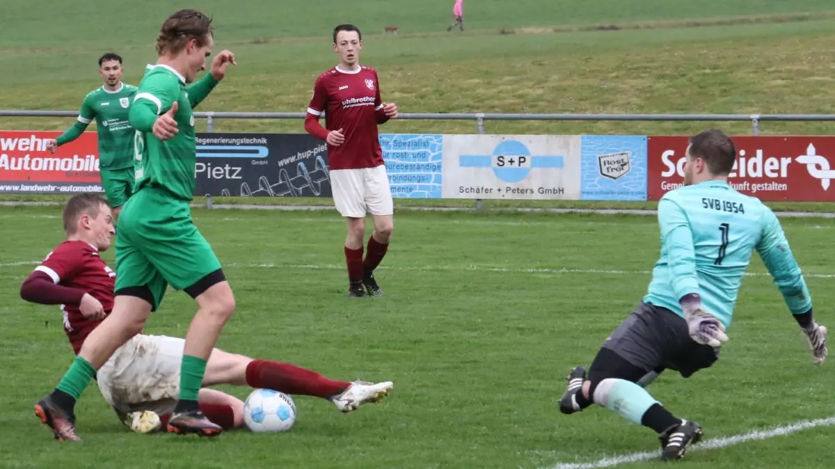 Ein torreiches Spiel sahen die Zuschauer am Sonntagnachmittag in Brettheim (rot). Die Heimelf muss sich am Ende mit einer Punkteteilung (4:4) gegen das Tabellenschlusslicht SV Hengstfeld im Nachbarschaftsduell begnügen.
