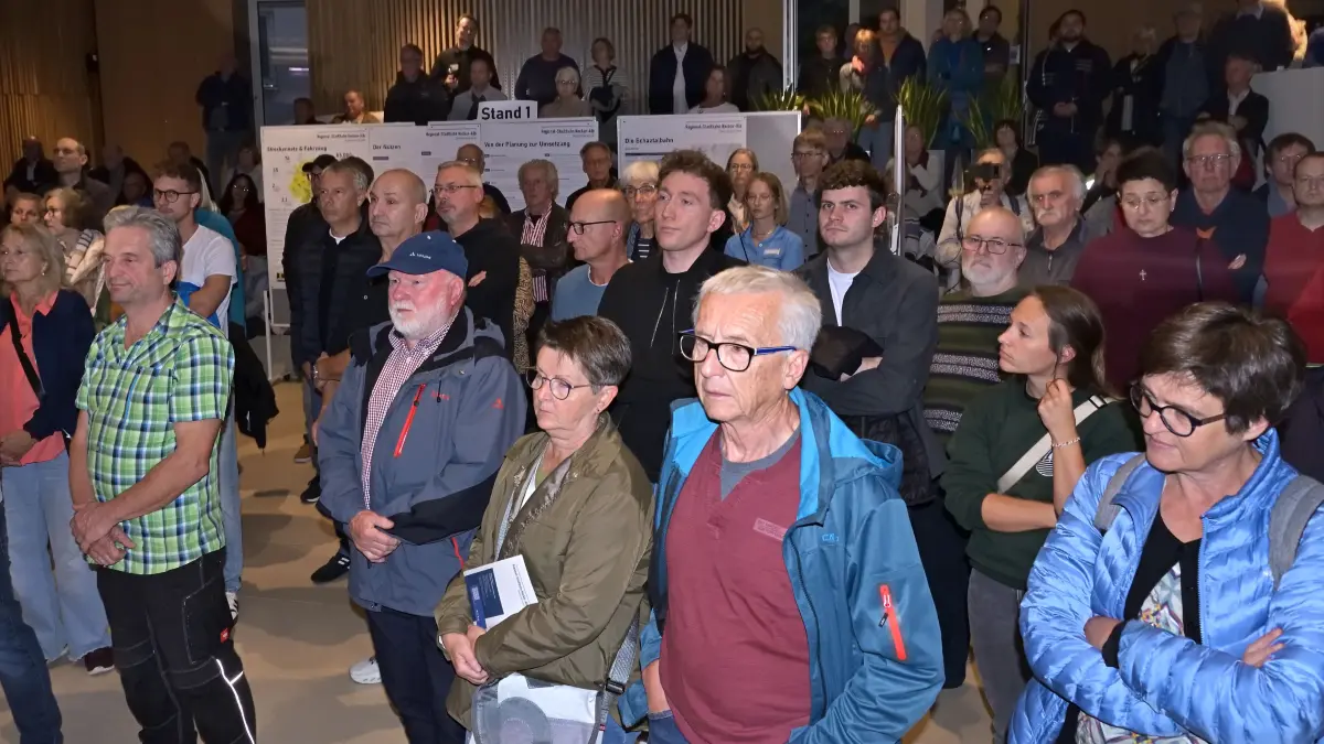 Reges Interesse herrschte bei den Informations-Veranstaltungen, wie hier im Kulturhaus Klosterkirche. Doch auf welcher Trasse soll die Stadtbahn einmal fahren?