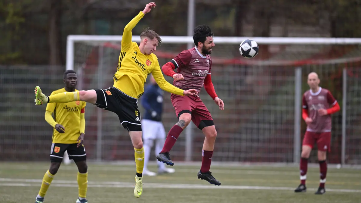 Bezirksliga Alb, 22. Spieltag, SG Reutingen - SV 03 Tübingen: Bezirksliga Alb, 22. Spieltag, SG Reutingen - SV 03 Tübingen, 12.04.2026 - Duell zwischen Mika Jungmann (SV03, links) und Christos Vasilopoulos (SG, rechts), hinten rechts Spielertrainer Zvonomir Kvesic (SG)
Foto: Axel Grundler
