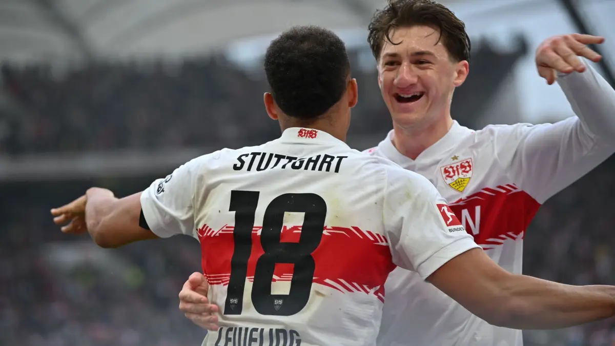 VfB Stuttgart - Hamburger SV: 12.04.2026, Baden-Württemberg, Stuttgart: Fußball, Männer: Bundesliga, VfB Stuttgart - Hamburger SV, 29. Spieltag, MHPArena. Torschütze Angelo Stiller (VfB Stuttgart) und Jamie Leweling (VfB Stuttgart) jubeln nach dem 1:0. Foto: Katharina Kausche/dpa - WICHTIGER HINWEIS: Gemäß den Vorgaben der DFL Deutsche Fußball Liga bzw. des DFB Deutscher Fußball-Bund ist es untersagt, in dem Stadion und/oder vom Spiel angefertigte Fotoaufnahmen in Form von Sequenzbildern und/oder videoähnlichen Fotostrecken zu verwerten bzw. verwerten zu lassen. +++ dpa-Bildfunk +++