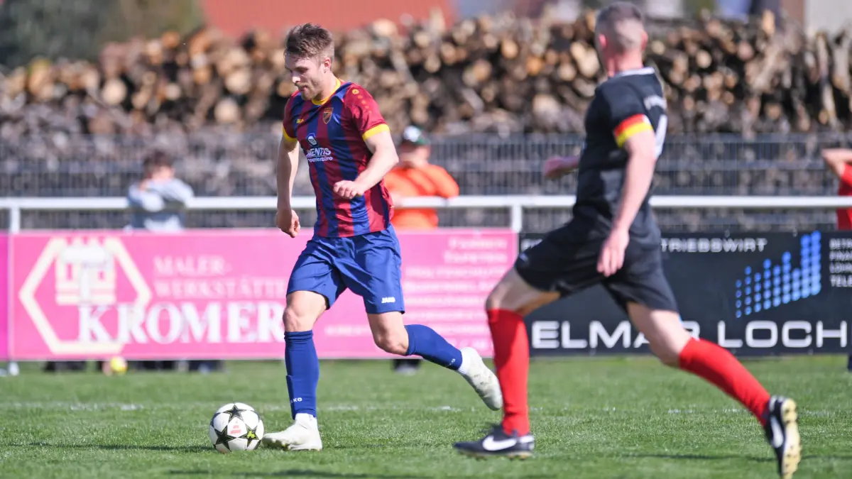 GER, TSV Harthausen/Scher - SSC Tuebingen, Fussball, Landesliga 3Wuerttemberg, Spielzeit 2025/2026, 11.04.2026: Jonathan Charlier (li, SSC Tuebingen) im Zweikampf mit Kapitaen Fabian Maier (re, TSV Harthausen/Scher)
GER, TSV Harthausen/Scher - SSC Tuebingen, Fussball, Landesliga 3Wuerttemberg, Spielzeit 2025/2026, 11.04.2026
Foto: Eibner-Pressefoto/Moritz Liss